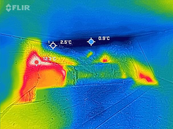 Wärmebrücke, sichtbar gemacht mittels Thermographie